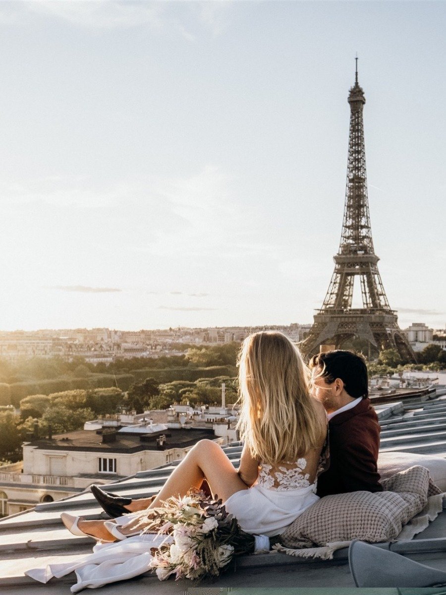 Parisian rooftop wedding inspo that makes the most of golden hour
