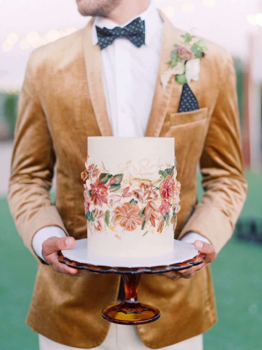 Impress Your Guests With These Fall Wedding Cake Flavors