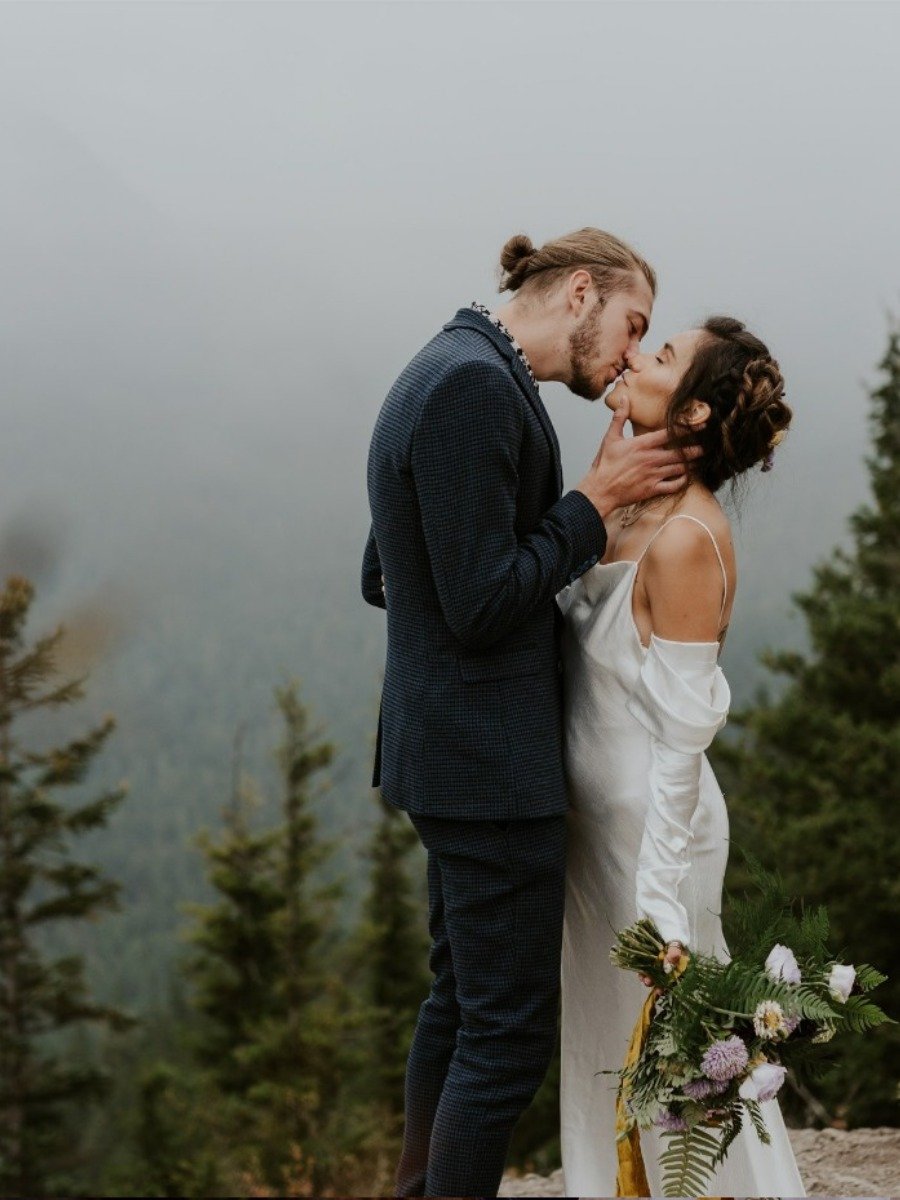 A moody Pacific Northwest elopement shoot literally among the clouds